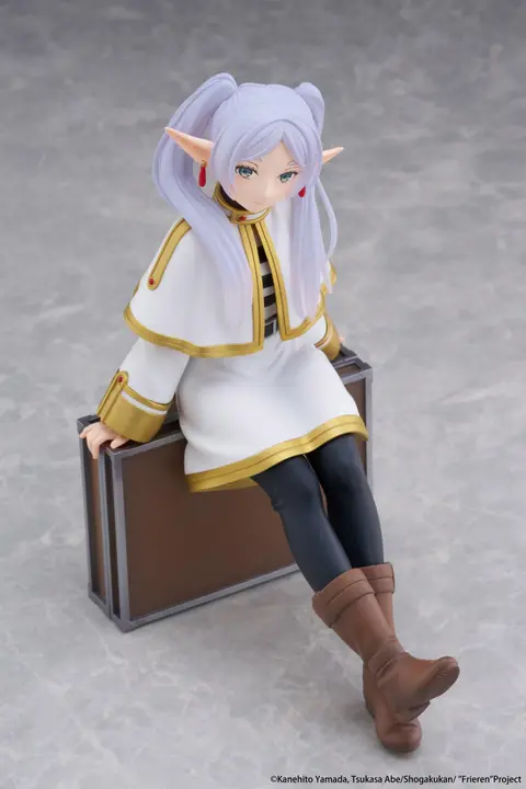 Figura Desktop Cute de Frieren en el baúl, 13 cm (Taito, reedición)